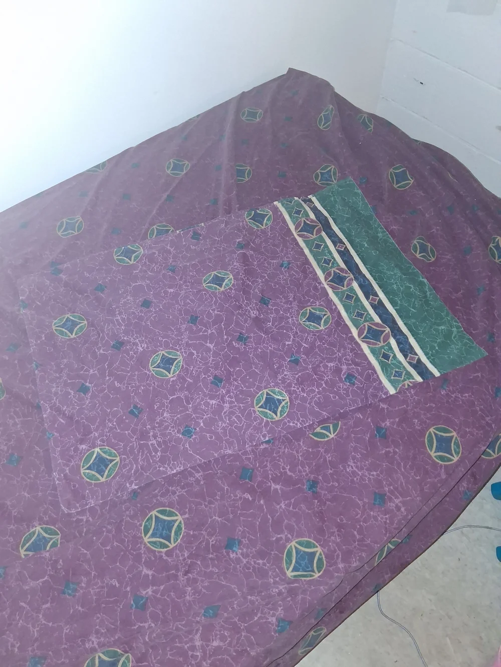 80s Maroon Queen Bedding Geometric Style